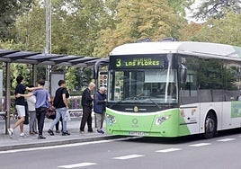 Un autobús urbano de Auvasa en la plaza de Poniente, en una imagen de archivo.