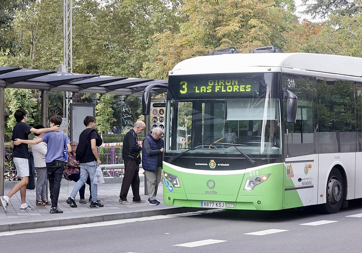 Un autobús urbano de Auvasa en la plaza de Poniente, en una imagen de archivo.