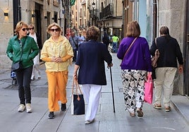 Varias mujeres pasean por la Calle Real con ropa de entretiempo, ayer.