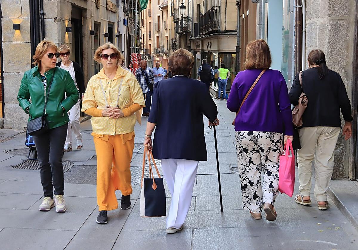 Varias mujeres pasean por la Calle Real con ropa de entretiempo, ayer.