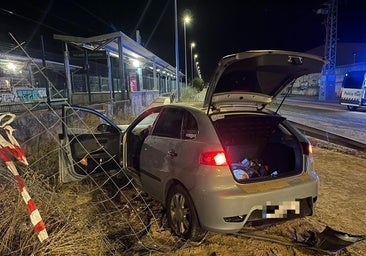 Acaba empotrado contra el apeadero de la Universidad tras una peligrosa huida ebrio y drogado