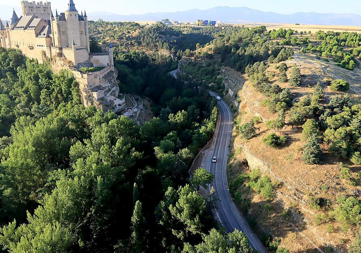 Carretera de la Cuesta de los Hoyos, entre el valle del Clamores y el Pinarillo.