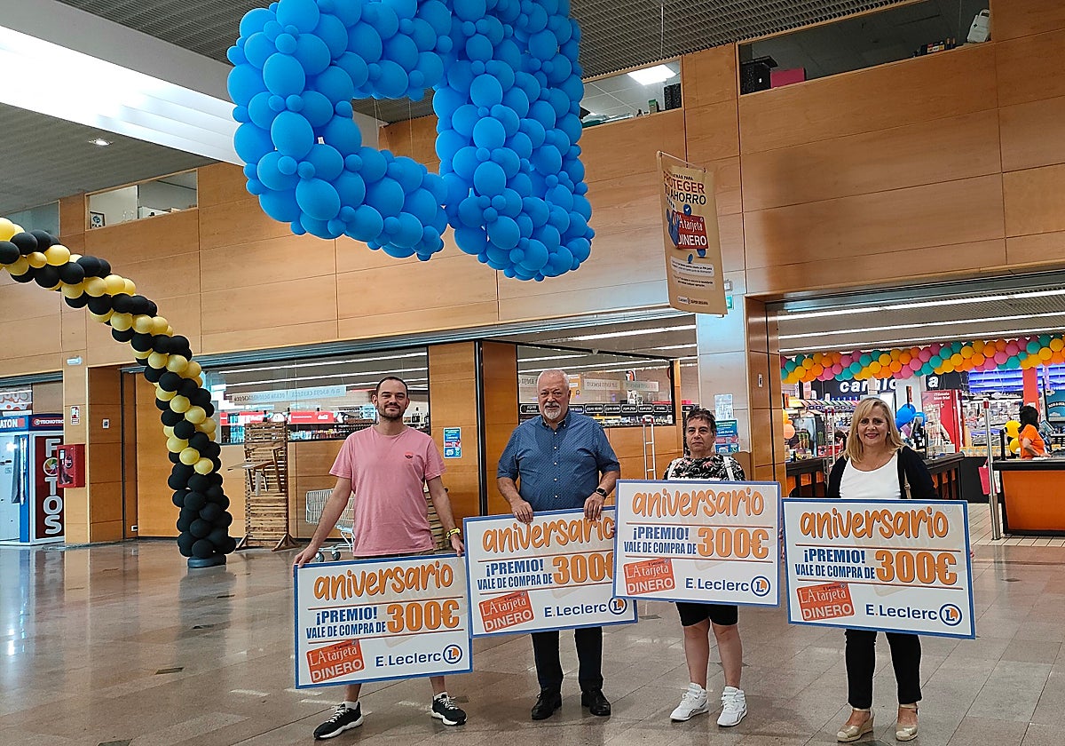 Entrega de los vales a los afortunados.