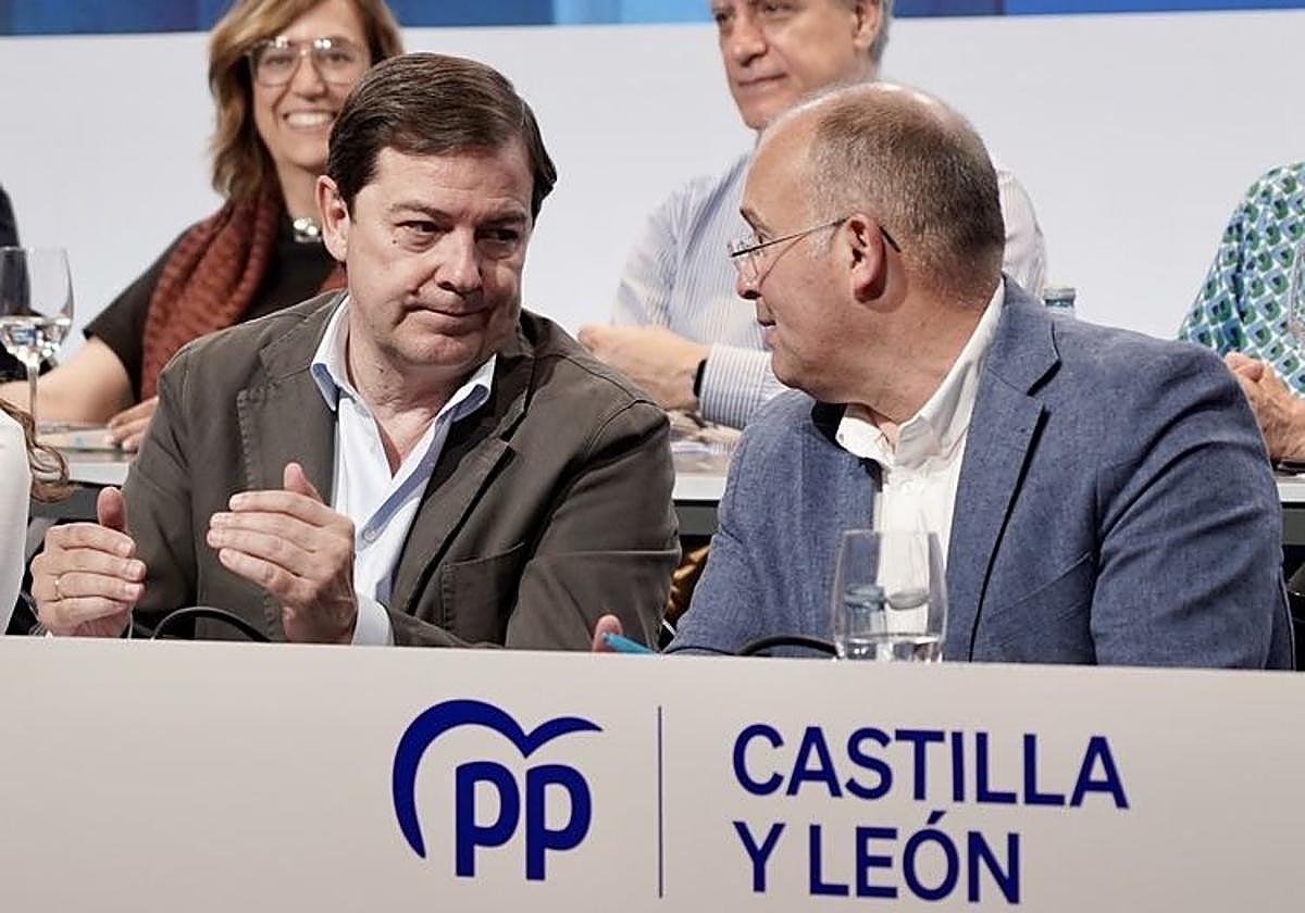 Alfonso Fernández Mañueco (izquierda) charla con Miguel Tellado durante la clausura del Comité Ejecutivo y la Junta Directiva Autonómica del PP regional el pasado mes de julio.