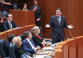 Mañueco durante un pleno de las cortes este año.