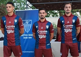 Álex Castro, Ivo y Marc Tenas, con la primera equipación de la Segoviana.