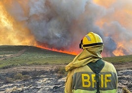 Uno de los integrantes de la Brif de Tabuyo en el incendio de Igüeña.