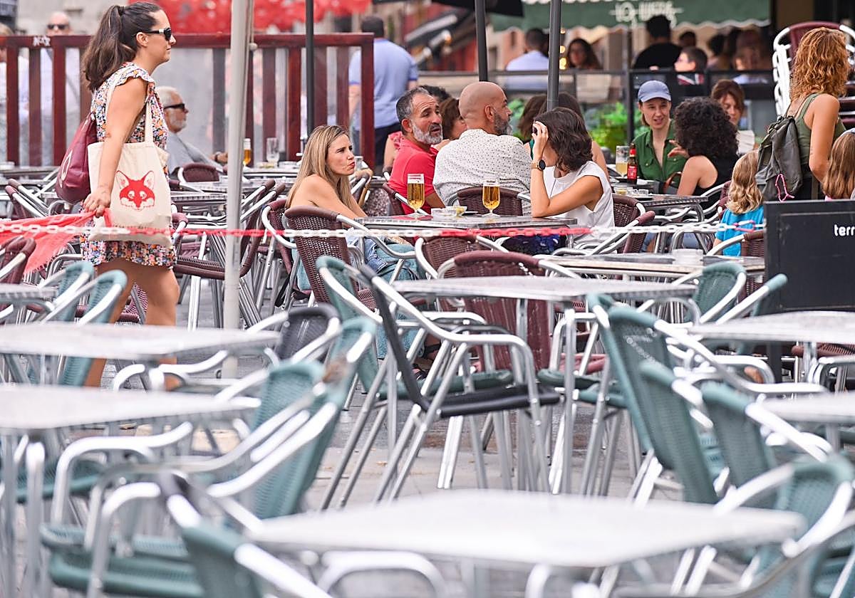 Cientes de un bar en una terraza en Valladolid.