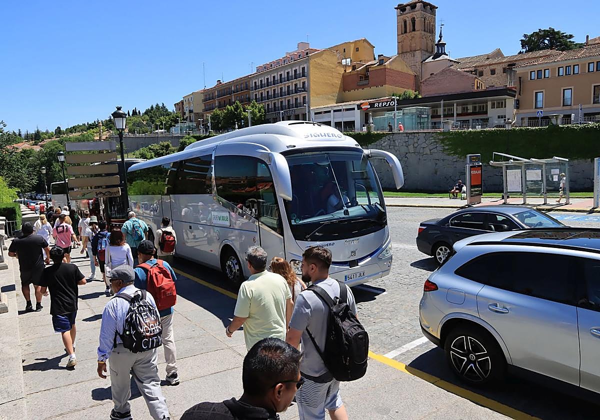 Autobuses de turistas, en la cabecera de Vía Roma.