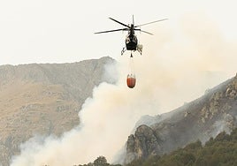 Helicópteros de extinción de incendios cargando agua en el embalse de Riaño para el incendio de La Uña, en León.