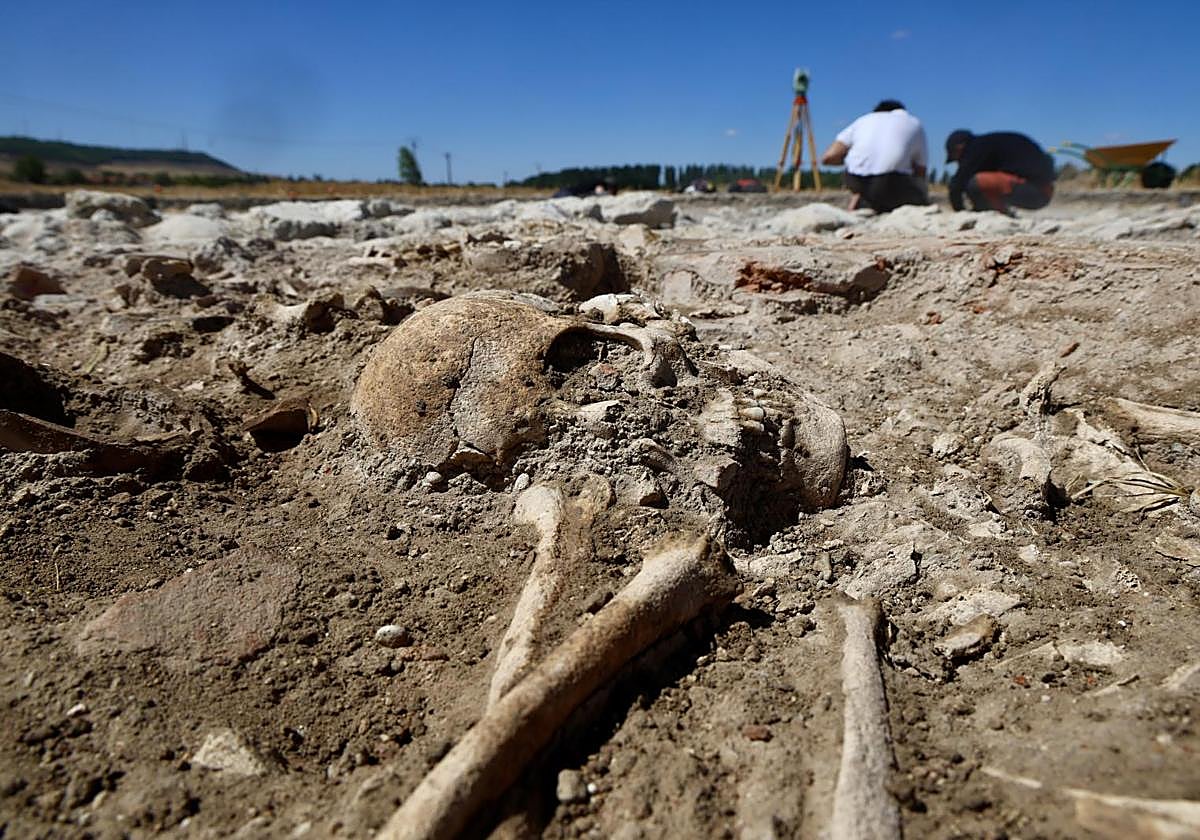 Cerámica del siglo IV y esqueletos de hace 1.500 años: las sorpresas del yacimiento de Las Calaveras