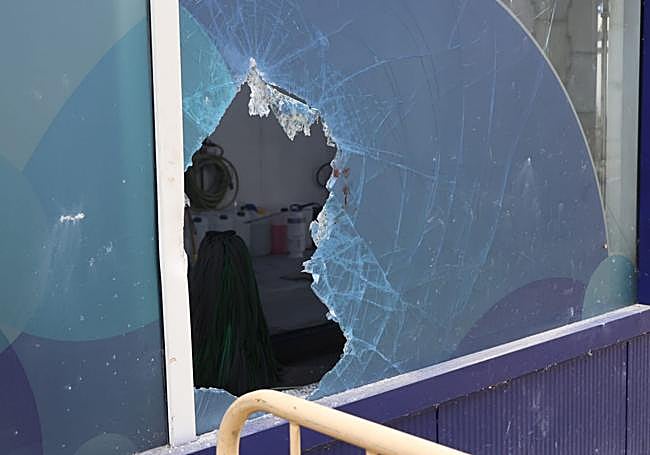 Desperfectos en el túnel de autolavado Imo tras la colisión de una piedra.