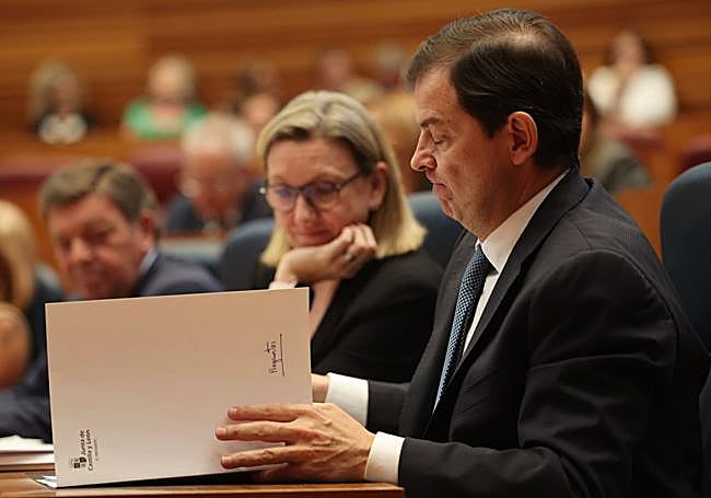 Mañueco repasa sus intervenciones en el escaño.