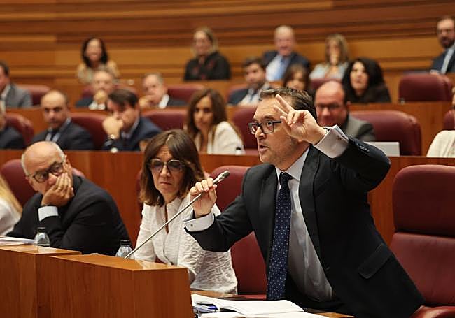 Ricardo Gavilanes se queja ante Pollán durante la ronda de preguntas que cerró la sesión.