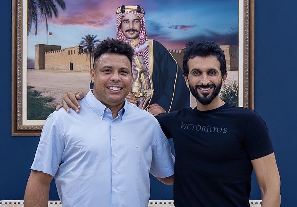 El propietario del Córdoba CF, Nasser bin Hamad, junto a Ronaldo Nazario el 29 de octubre de 2024, en Baréin.