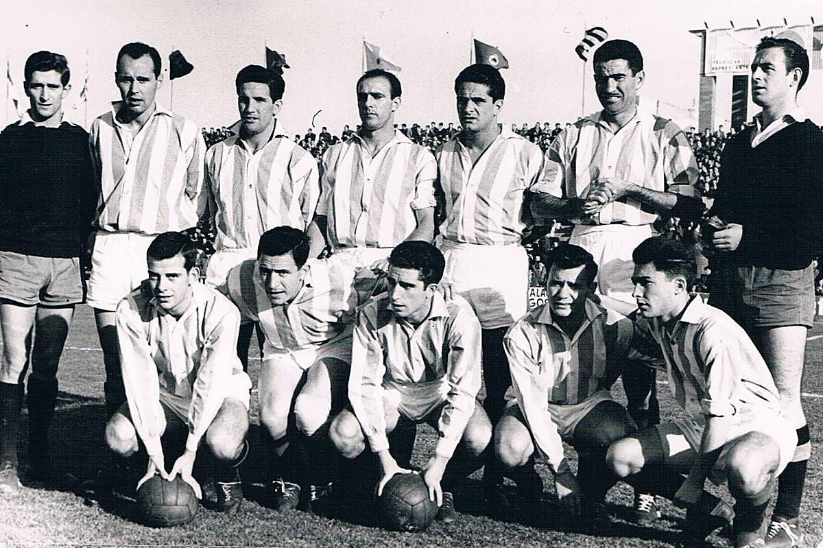 Equipo del Real Valladolid antes de uno de los pocos partidos que jugó Simonet en la temporada 1958-59. De pie: Calvo, Arana, Gallet, Simonet, García, Paco Lesmes y Arbe. Agachados: Pereda, Pontoni, Morollón, Mirlo y Beascoechea.