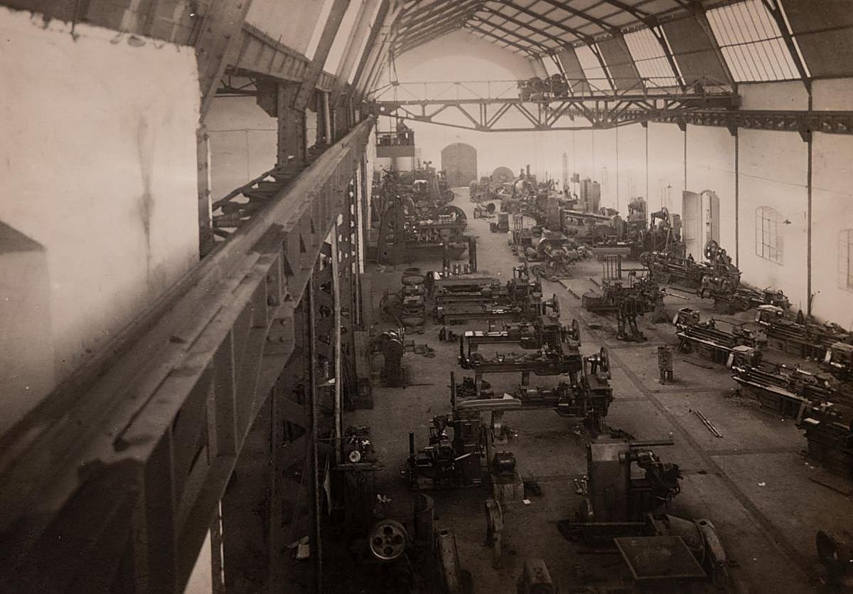 Nave de tornos de Tafisa, en una imagen de Primitivo Carvajal que forma parte del libro inédito hallado por Luis Posadas en un trastero de Huerta del Rey.