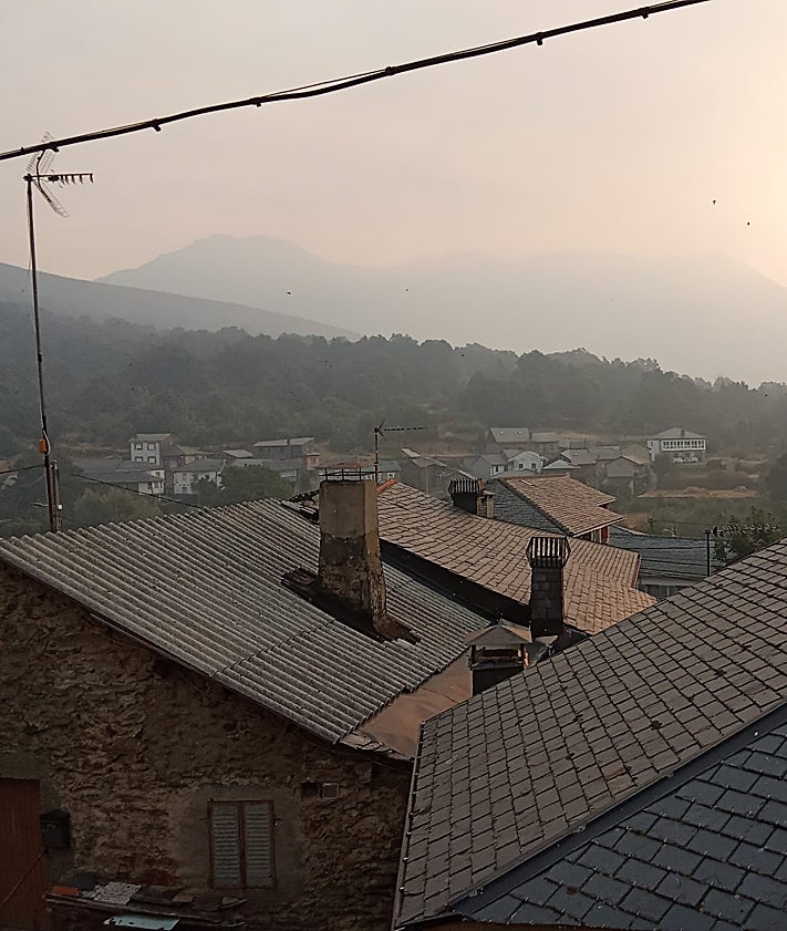 Imagen secundaria 2 - El fuego y el humo desde San Ciprián y vecinos del pueblo haciendo labores de desbroce.
