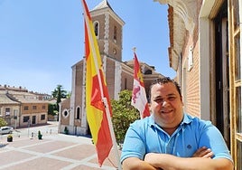 Raúl Gómez, alcalde de Boecillo, en el balcón de la casa consistorial