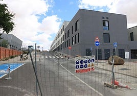 Calle de acceso al nuevo colegio de las Concepcionistas en La Lastrilla.
