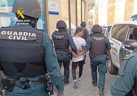 Momento de una de las detenciones realizadas por la riña tumultuaria de Roa.