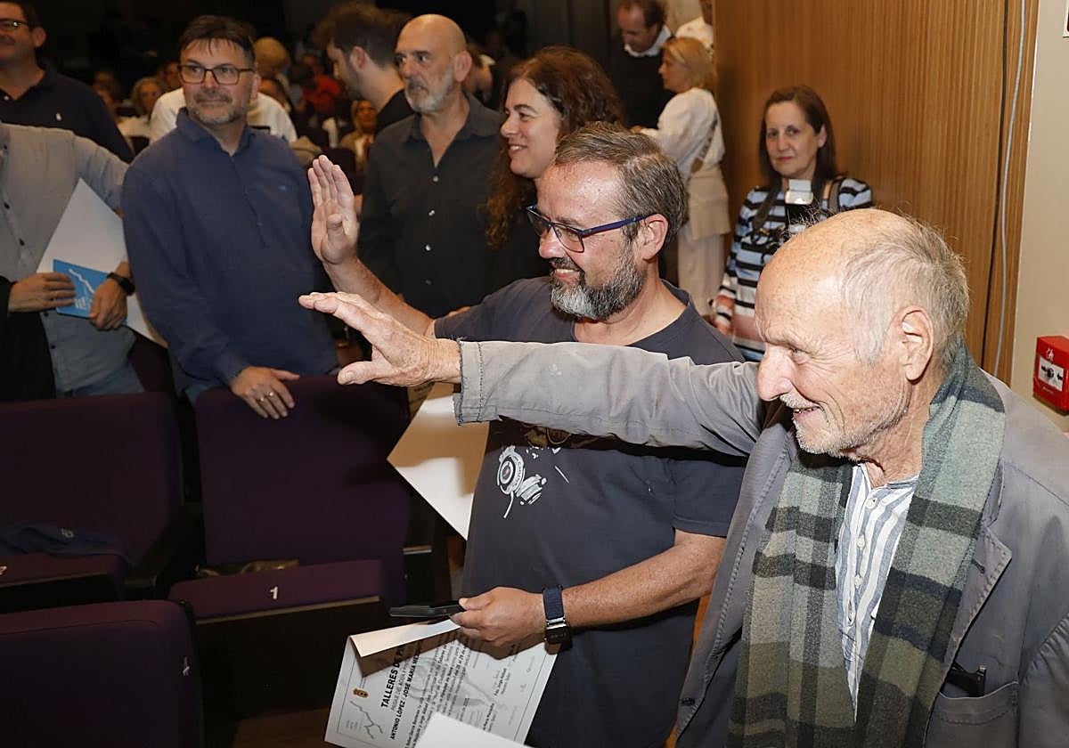 Antonio López, aclamado por el público, saluda al inicio del congreso en Paredes de Nava.