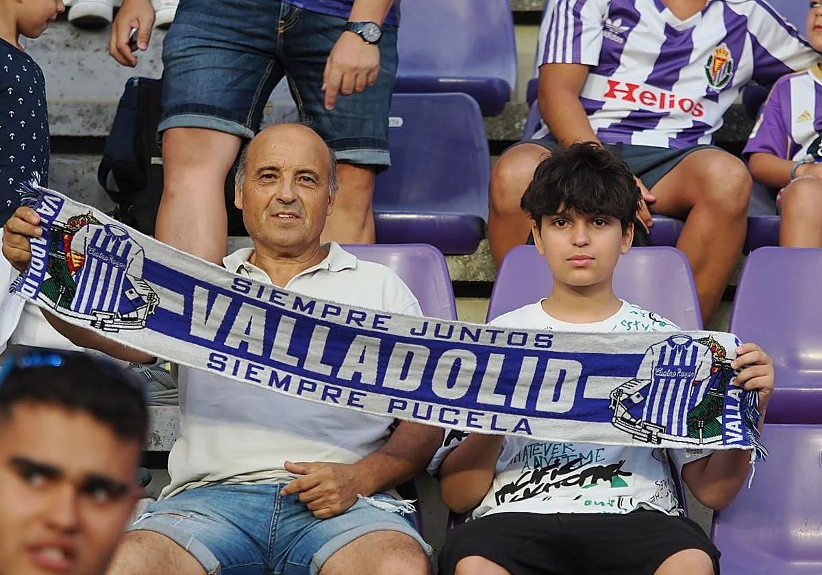 Dos aficionados del Pucela en el inicio de Liga ante el Ceuta.