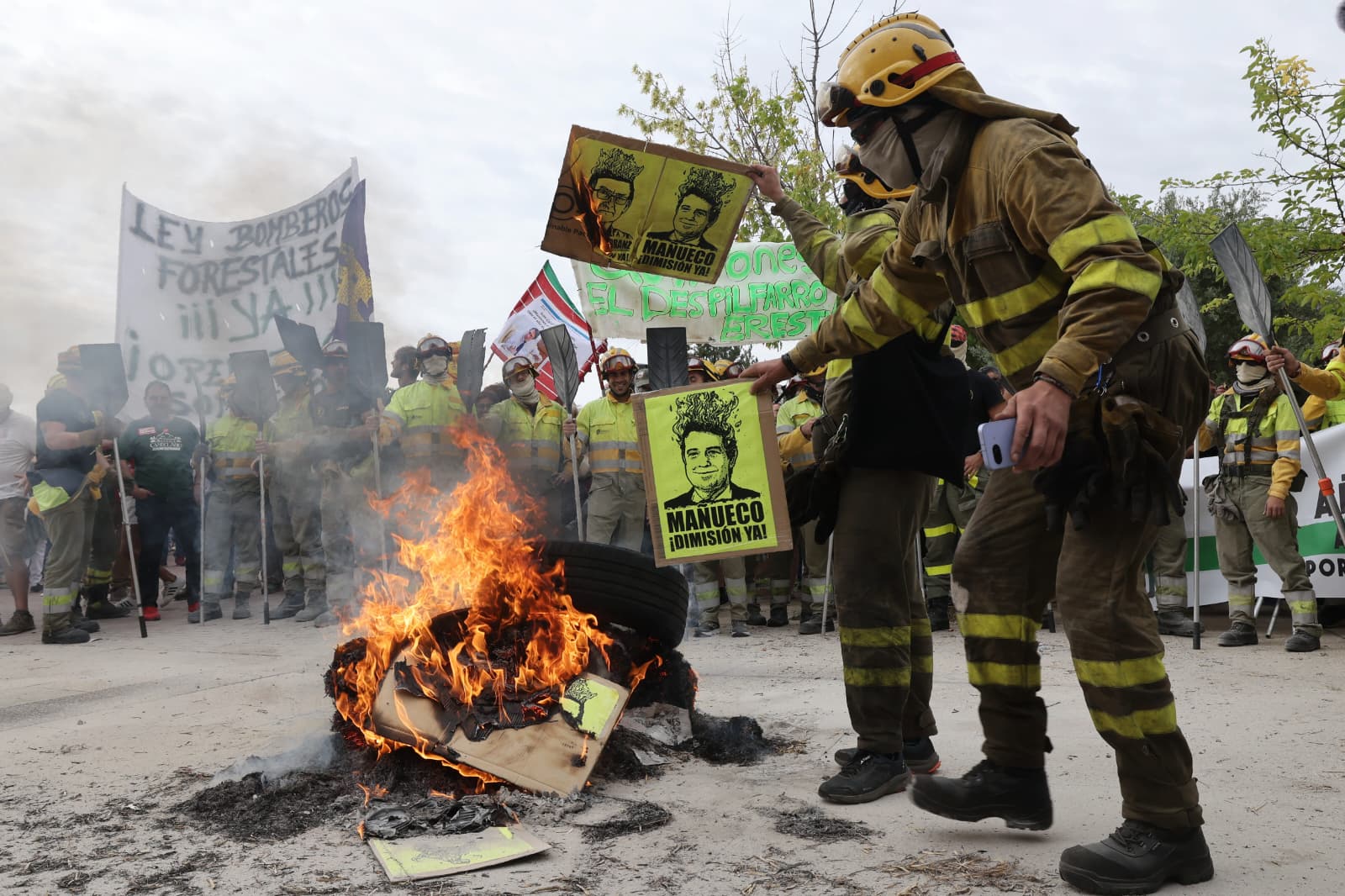 Las imágenes de la concentración en las Cortes en protesta por la gestión de los incendios forestales