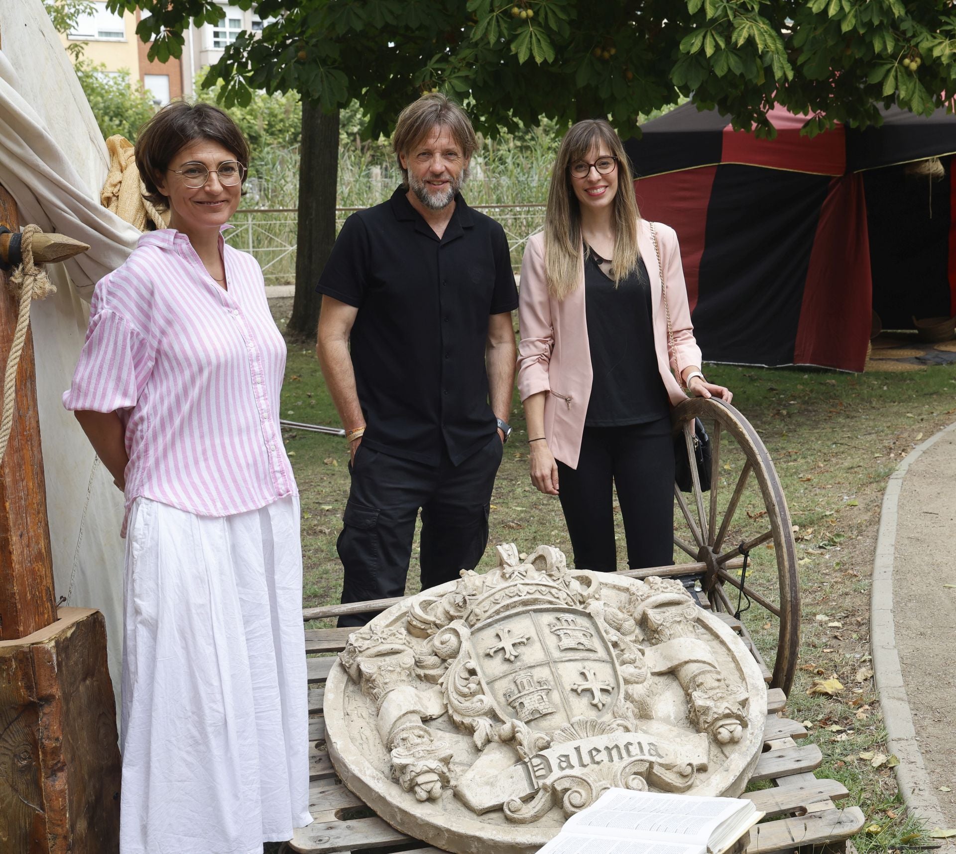 Desfile de malabaristas y artesanos medievales