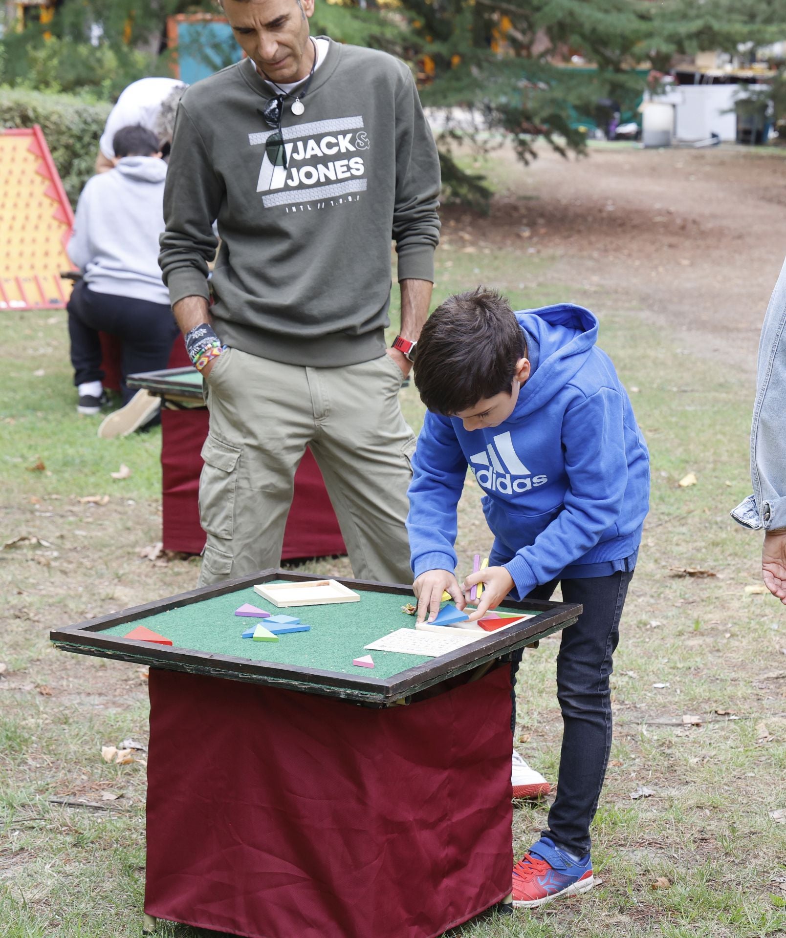 Desfile de malabaristas y artesanos medievales