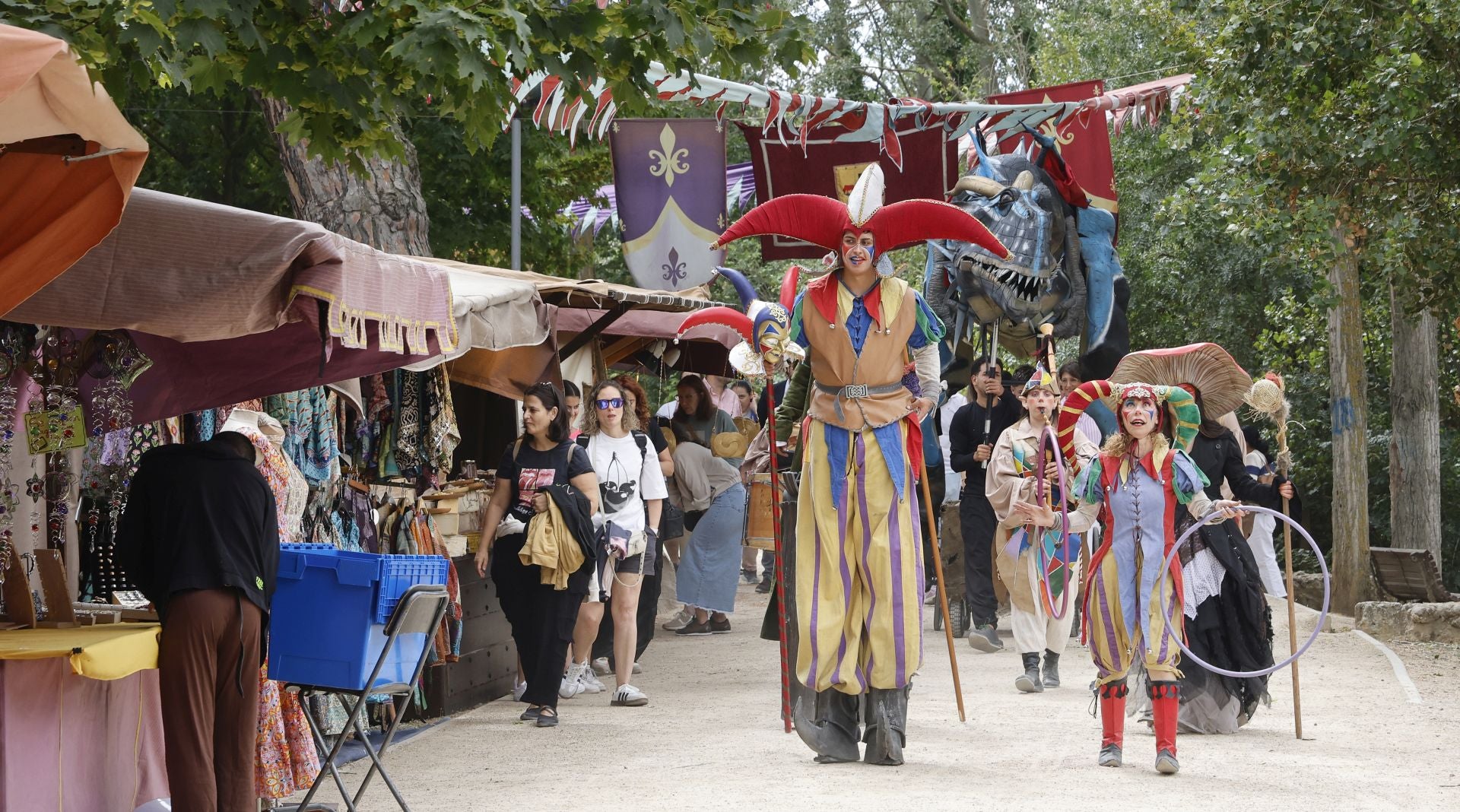 Desfile de malabaristas y artesanos medievales
