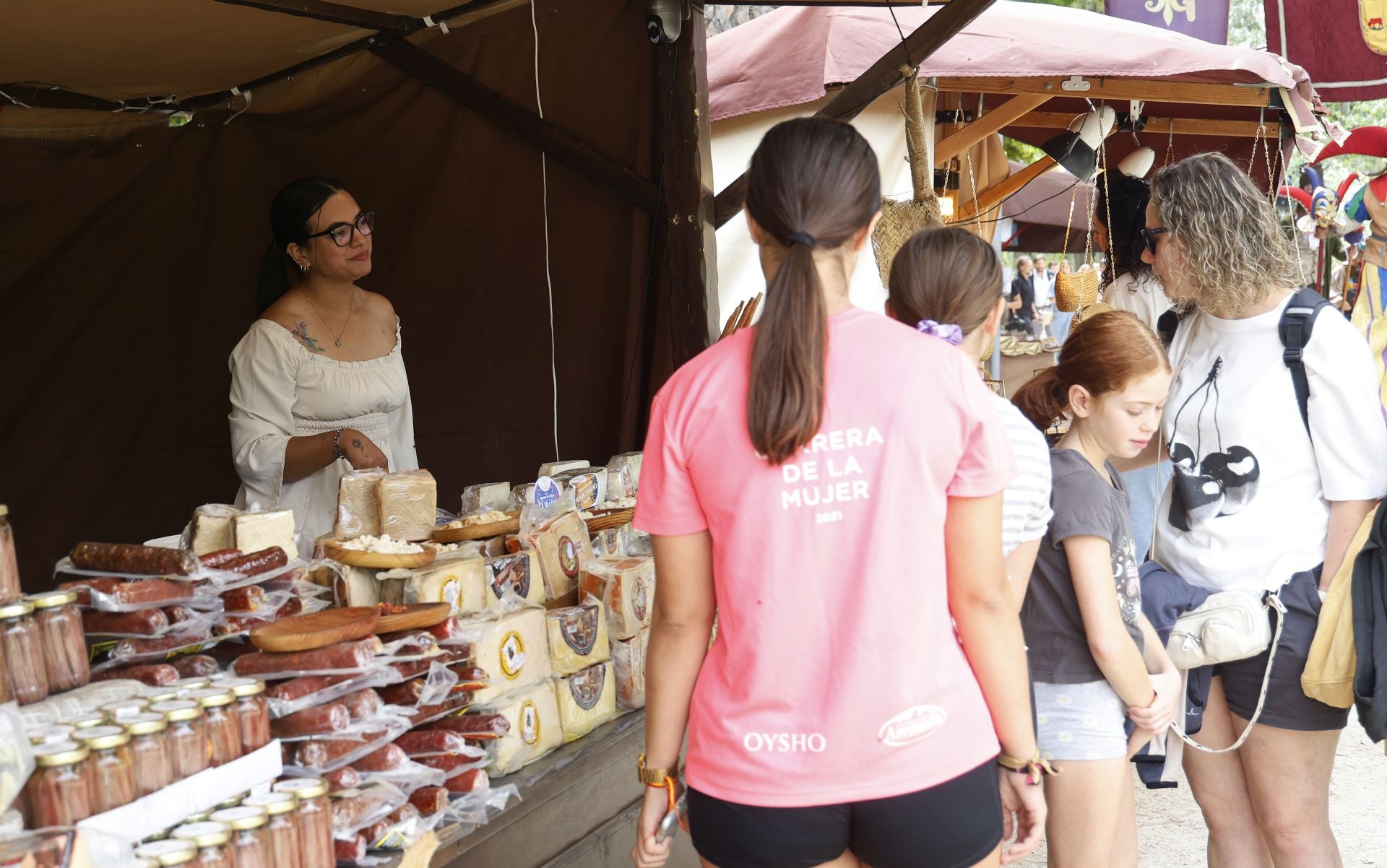 Desfile de malabaristas y artesanos medievales