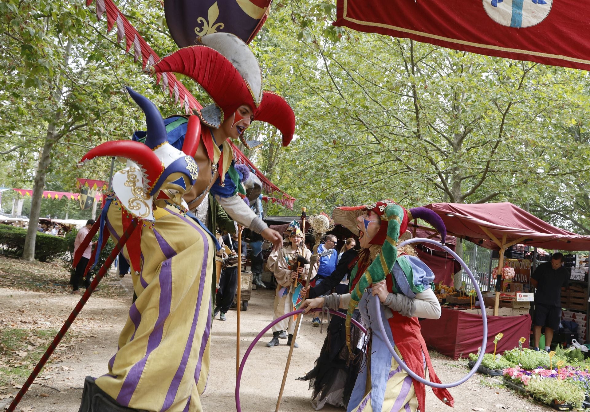 Desfile de malabaristas y artesanos medievales