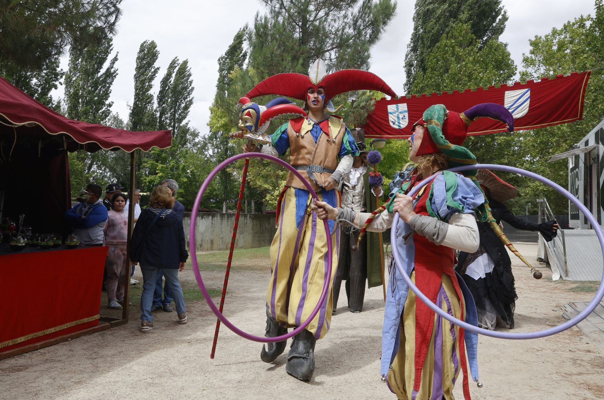 Desfile de malabaristas y artesanos medievales