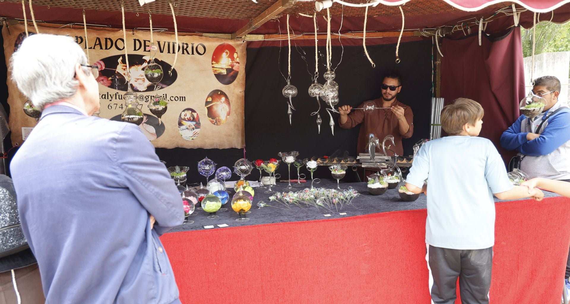 Desfile de malabaristas y artesanos medievales