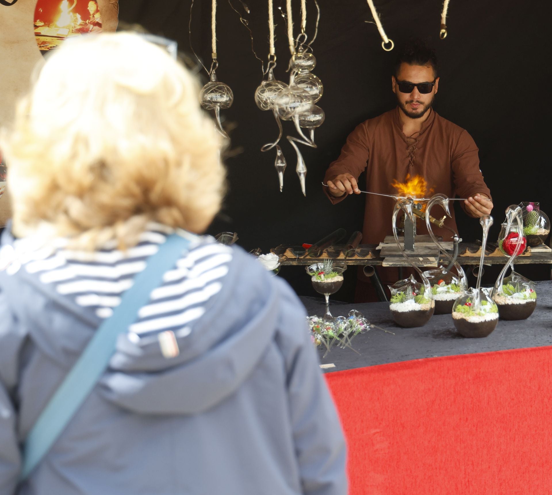 Desfile de malabaristas y artesanos medievales