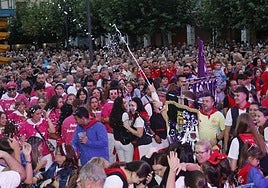 Los peñistas se duchan con champán en la Plaza Mayor.
