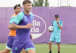 Almada dirige una sesión de entrenamiento en los Anexos.