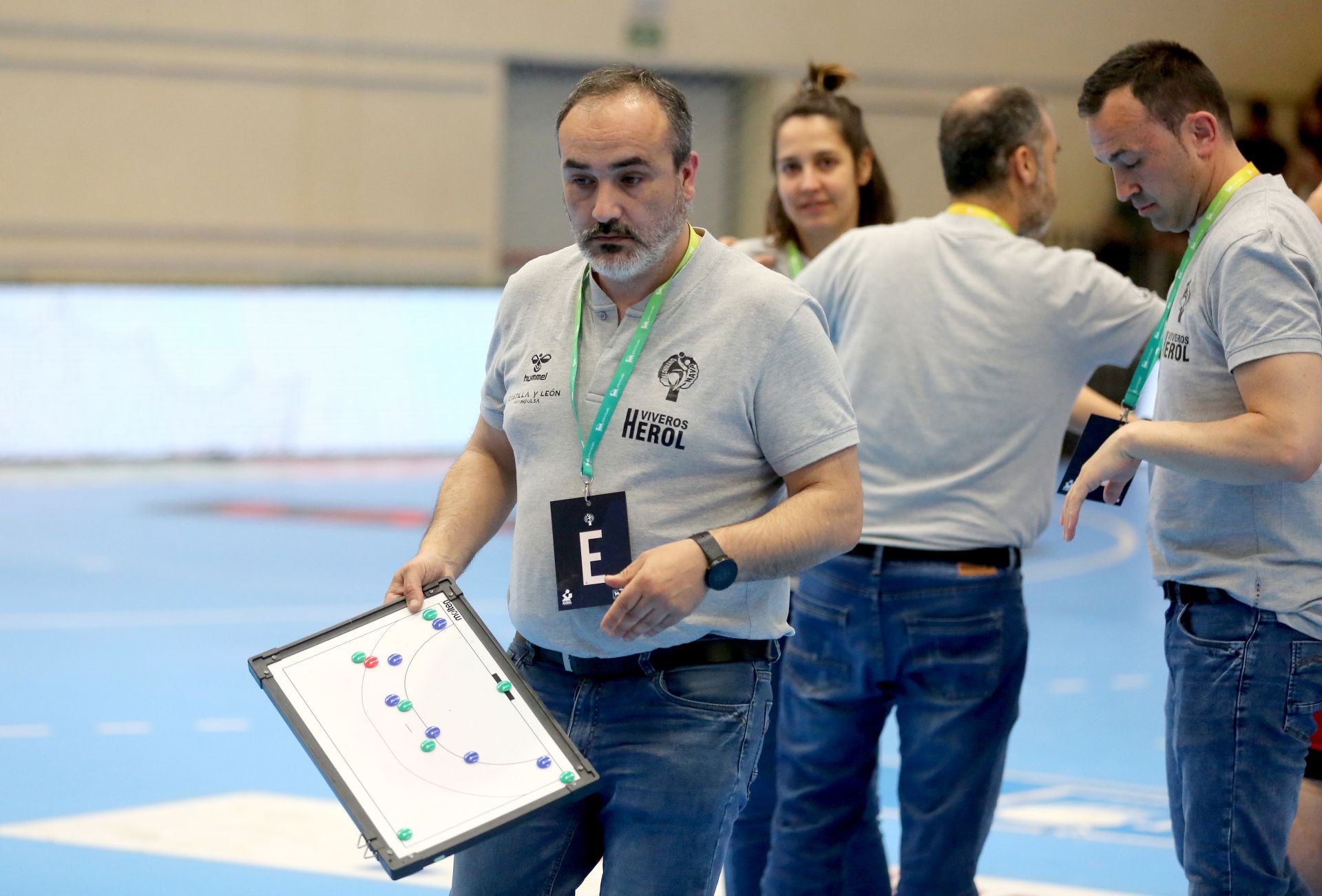 Álvaro Senovilla, tras dar indicaciones con la pizarra en un tiempo muerto.