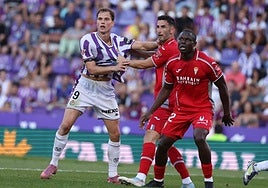 Latasa, vigilado por dos rivales en un córner a favor del Real Valladolid.