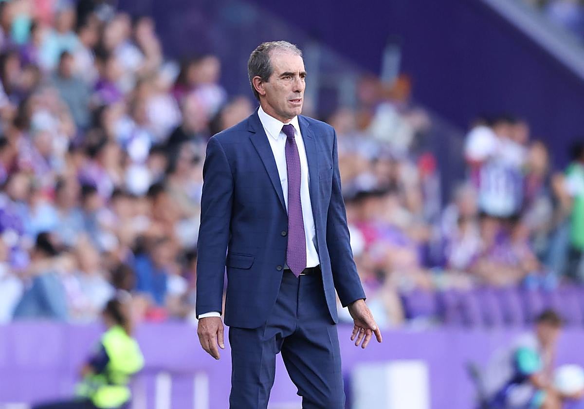 Guillermo Almada sigue atentamente el juego desde la banda.