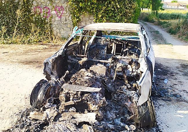 Coche quemado con el que robaron estancos de Burgos este mes.