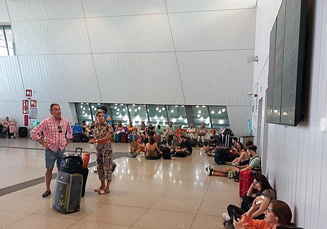 Pasajeros esperando en Chamartín.