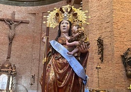 La Virgen de Fuentes con el bastón de mando como alcaldesa perpetua