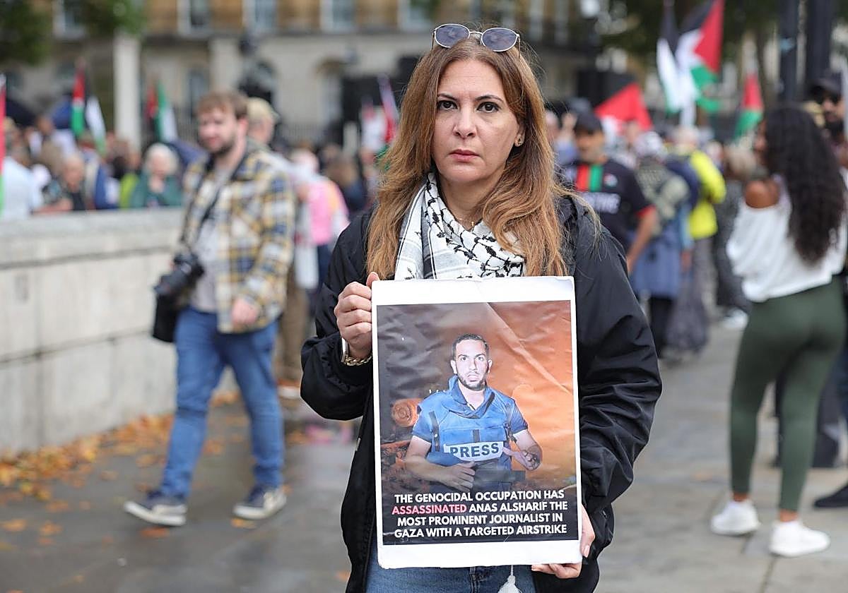 Una manifestante porta una imagen del periodista asesinado Anas al-Sharif, durante una protesta en Londres.