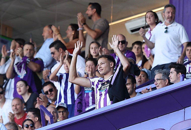 Lachuer saluda al estadio, durante su presentación en el videomarcador de Zorrilla.