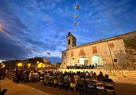 El público congregado junto a la iglesia de la Asunción para disfrutar del concierto