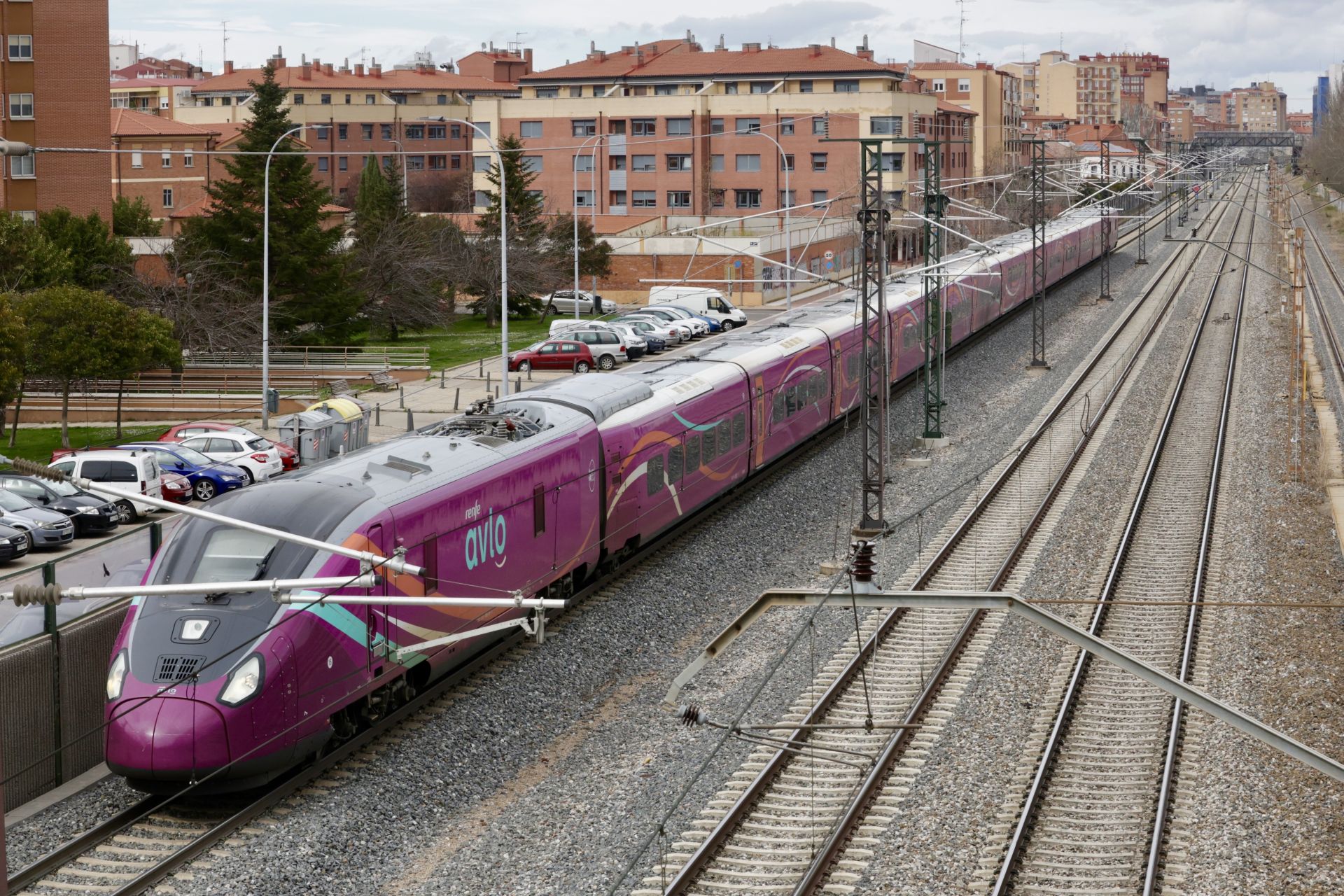 Imagen de archivo de un tren de avlo a su paso por Valladolid.