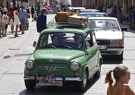Los coches clásicos inundan las calles de Palencia