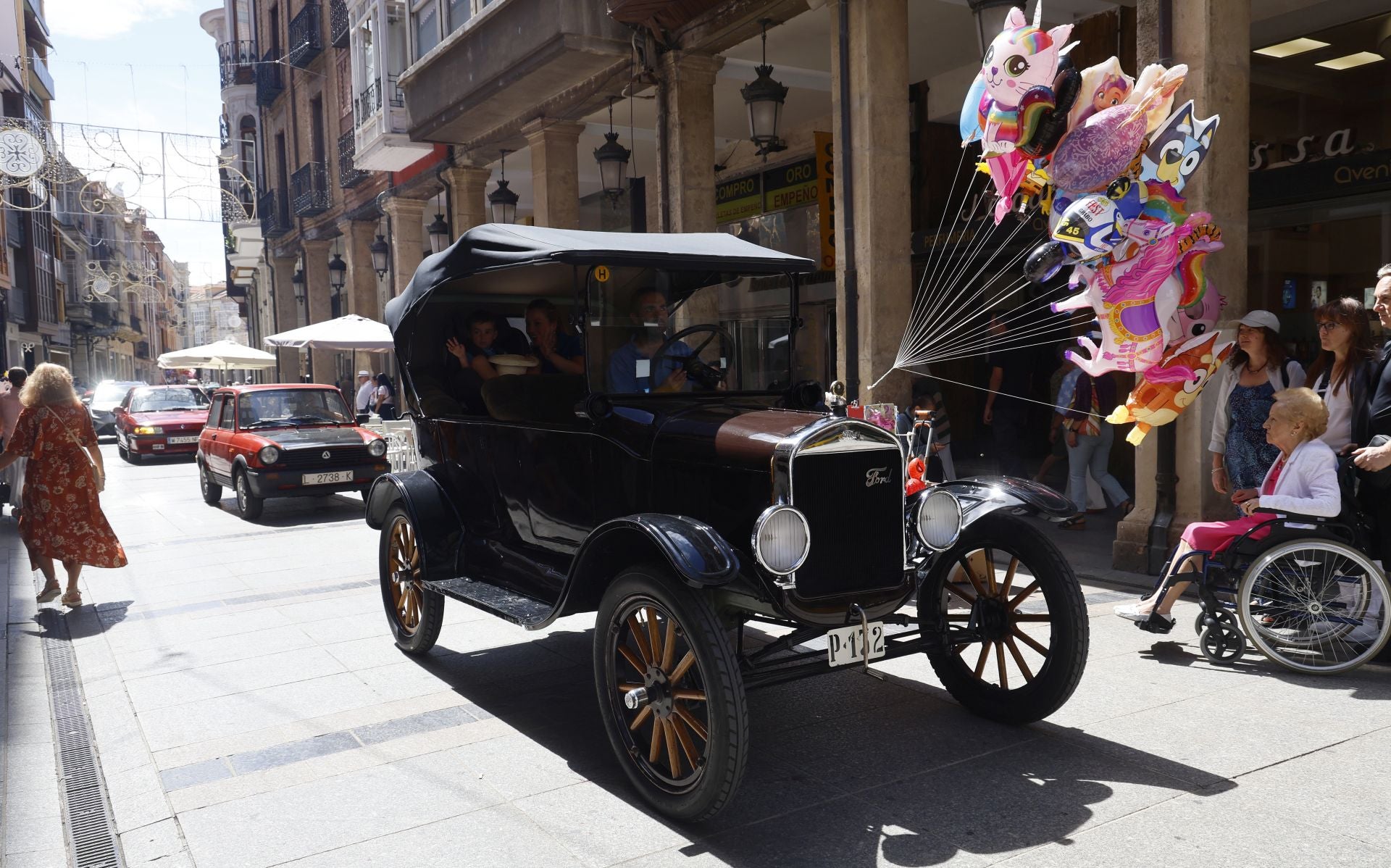 Los coches clásicos inundan las calles de Palencia